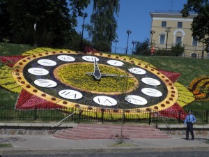 // prevedko.org.ua — Часы из цветов. 20 метров диаметром (с "ментом" в кадре). Реальная инсталляция. Без балды...